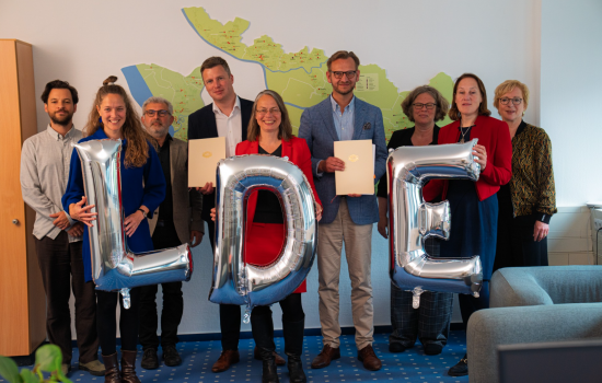Von Rechts nach Links: Renate Raschen (Die Senatorin für Bildung), Kirsten Wagner (NORDMETALL-Stiftung), Meike Herminghausen (LIS), Stephan Rademacher (LIS), Bildungssenatorin Sascha Aulepp, Till Krägeloh (Barthel Stiftung), Christian Buchberger (LIS), Lena Blum (Freiwilligen-Agentur Bremen), Jannick Leunert (NORDMETALL-Stiftung).